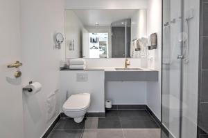 Bilik mandi di KOMPAS Hotel Aalborg