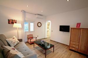A television and/or entertainment centre at Apartamento 90 Toscamar