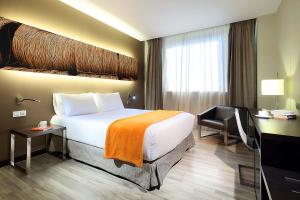 pokój hotelowy z łóżkiem i biurkiem w obiekcie Exe Puerto de Sagunto w mieście Puerto de Sagunto