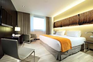 pokój hotelowy z dużym łóżkiem i biurkiem w obiekcie Exe Puerto de Sagunto w mieście Puerto de Sagunto