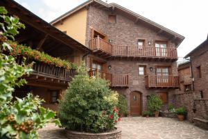 a large brick building with balconies and a courtyard at Turisme Rural Lo Pallé de Cal Bosch in Llagunes