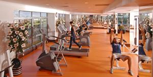 Fitness centrum a/nebo fitness zařízení v ubytování Limak Lara Deluxe Hotel & Resort Antalya