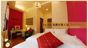 una camera da letto con un letto e una scrivania con un computer di Hsitou Man Tuo Xiang Homestay a Lago Lugu