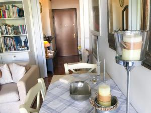 A seating area at Kerry's Cosy Apartment
