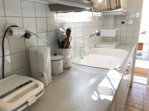 A bathroom at Kerry's Cosy Apartment