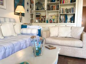 a living room with a couch and a table at Kerry's Cosy Apartment in Vari