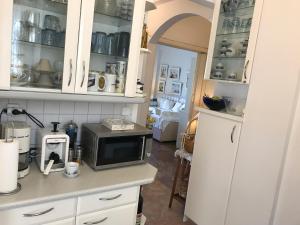 A kitchen or kitchenette at Kerry's Cosy Apartment