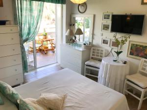 A bed or beds in a room at Kerry's Cosy Apartment