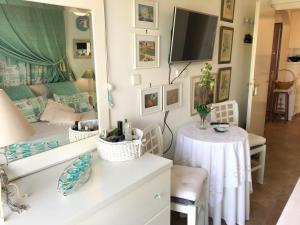 A television and/or entertainment centre at Kerry's Cosy Apartment