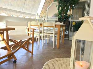 A restaurant or other place to eat at Kerry's Cosy Apartment