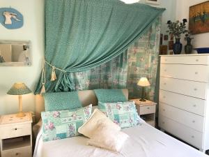 A bed or beds in a room at Kerry's Cosy Apartment