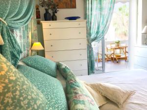 A bed or beds in a room at Kerry's Cosy Apartment