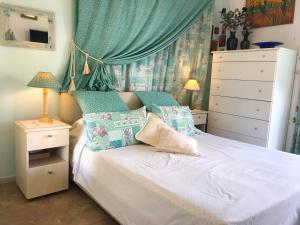A bed or beds in a room at Kerry's Cosy Apartment