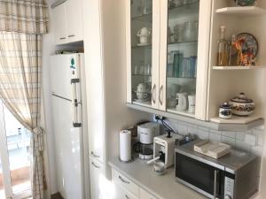 A kitchen or kitchenette at Kerry's Cosy Apartment