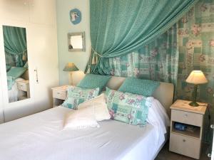 A bed or beds in a room at Kerry's Cosy Apartment