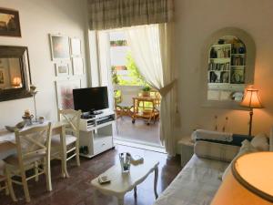 A television and/or entertainment centre at Kerry's Cosy Apartment