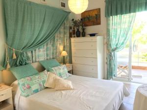 A bed or beds in a room at Kerry's Cosy Apartment