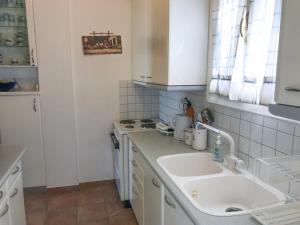 A kitchen or kitchenette at Kerry's Cosy Apartment