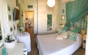 A bed or beds in a room at Kerry's Cosy Apartment