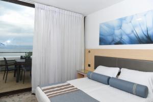 Un ou plusieurs lits dans un hébergement de l'établissement Club Hotel Tiberias - Suites Hotel