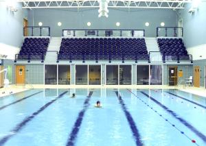Bazén v ubytování The Olympic Lodge nebo v jeho okolí
