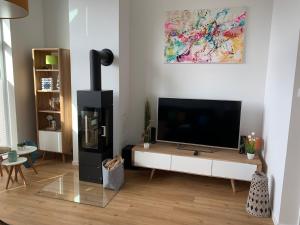 TV a/nebo společenská místnost v ubytování Heimathafen am Boddenmarkt