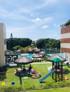 un complejo con parque infantil y piscina en AP em Floripa 2 quartos a 100m da praia - PRAIA BRAVA- NORTE DA ILHA, en Florianópolis
