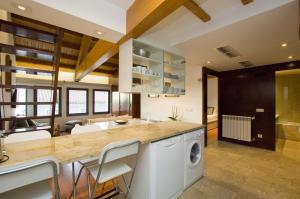 Dapur atau dapur kecil di Amazing Tailor Made Penthouse With a View