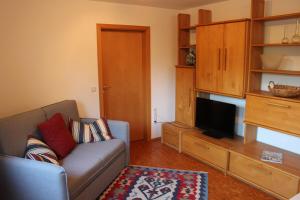 un soggiorno con divano e TV di Apartment Rietheim a Rietheim-Weilheim