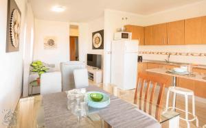 Kuchyň nebo kuchyňský kout v ubytování Two bedroom apartment in Palm Mar! Free Parking! PM109 + 30 fotografií