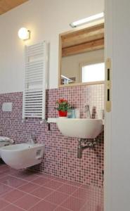 イェーゾロにあるLocanda Al Ponte de Feroのバスルーム(洗面台、トイレ付)