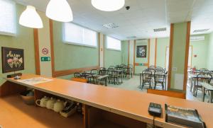 una sala de espera con muchas sillas y mesas en Lovech Sport, en Riazán