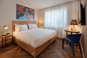Postel nebo postele na pokoji v ubytování Jacob Shenkin Hotel