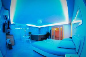 Habitación azul con cama y mesa en Nuit vip spa sauna privatif en Le Rove