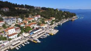 una vista aérea de un puerto con barcos en el agua en Apartments Villa Adria, en Rabac