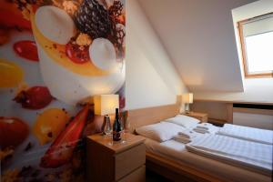 Postel nebo postele na pokoji v ubytování Imola Udvarház Dessert Hotel