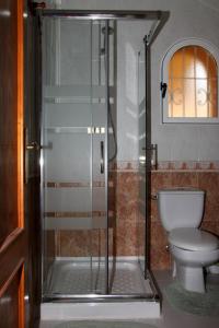 サン・ミゲル・デ・サリーナスにあるTORRENUEVAのバスルーム(シャワー、トイレ付)