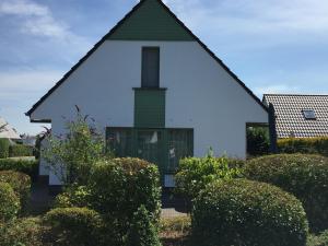 een kleine witte kerk met een groen dak bij Holiday Home Nieuwendamme in Nieuwpoort