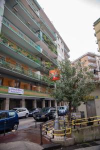 un edificio con coches estacionados en un estacionamiento en B&B Cuor Di Rione, en Nápoles
