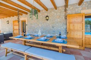 ポリェンサにあるAlmadrava Cifre Mollのダイニングルーム(木製テーブル、青いナプキン付)
