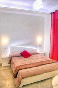 1 dormitorio con 1 cama grande y cortina roja en Stella Diana, en Nápoles