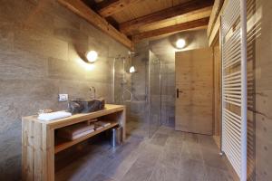 Koupelna v ubytování Zoncolan Apartments + 28 fotografií