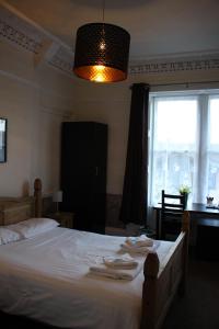 Postel nebo postele na pokoji v ubytování Ardmillan Hotel