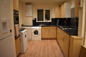 Kuchyň nebo kuchyňský kout v ubytování Home From Home