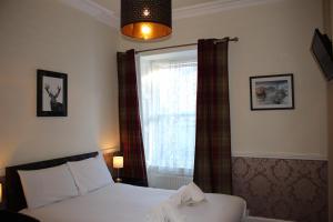 Postel nebo postele na pokoji v ubytování Ardmillan Hotel