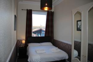 Postel nebo postele na pokoji v ubytování Ardmillan Hotel