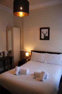 Postel nebo postele na pokoji v ubytování Ardmillan Hotel