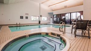 Best Western Plus Great Northern Inn tesisinde veya buraya yakın yüzme havuzu