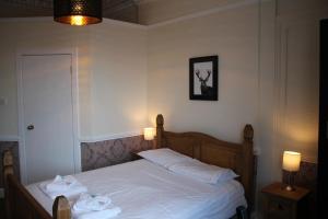 Postel nebo postele na pokoji v ubytování Ardmillan Hotel