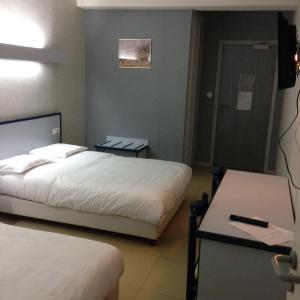 Tempat tidur dalam kamar di HOTEL DU JURA